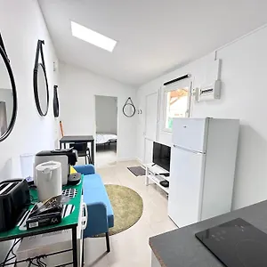 Maisonnette F2 De 20m2 Avec Jardin Privatif , Antony France